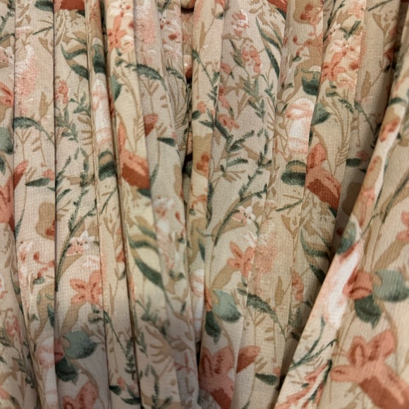 Vici Floral Pleated Romper - Picture 2 of 3